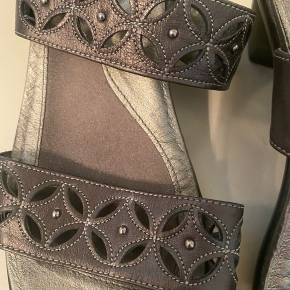 Naot beautiful leather cutout slides. Dark bronze/ brown color. Great condition - Picture 2 of 10